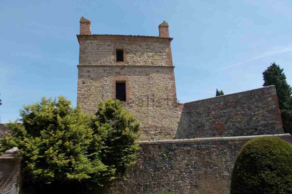 Castello nel borgo di Castello di Serravalle