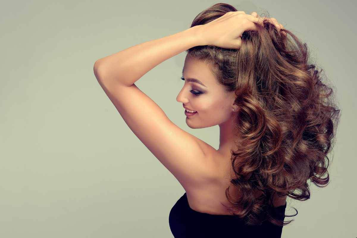 Gli effetti dell'olio di rosmarino sui capelli