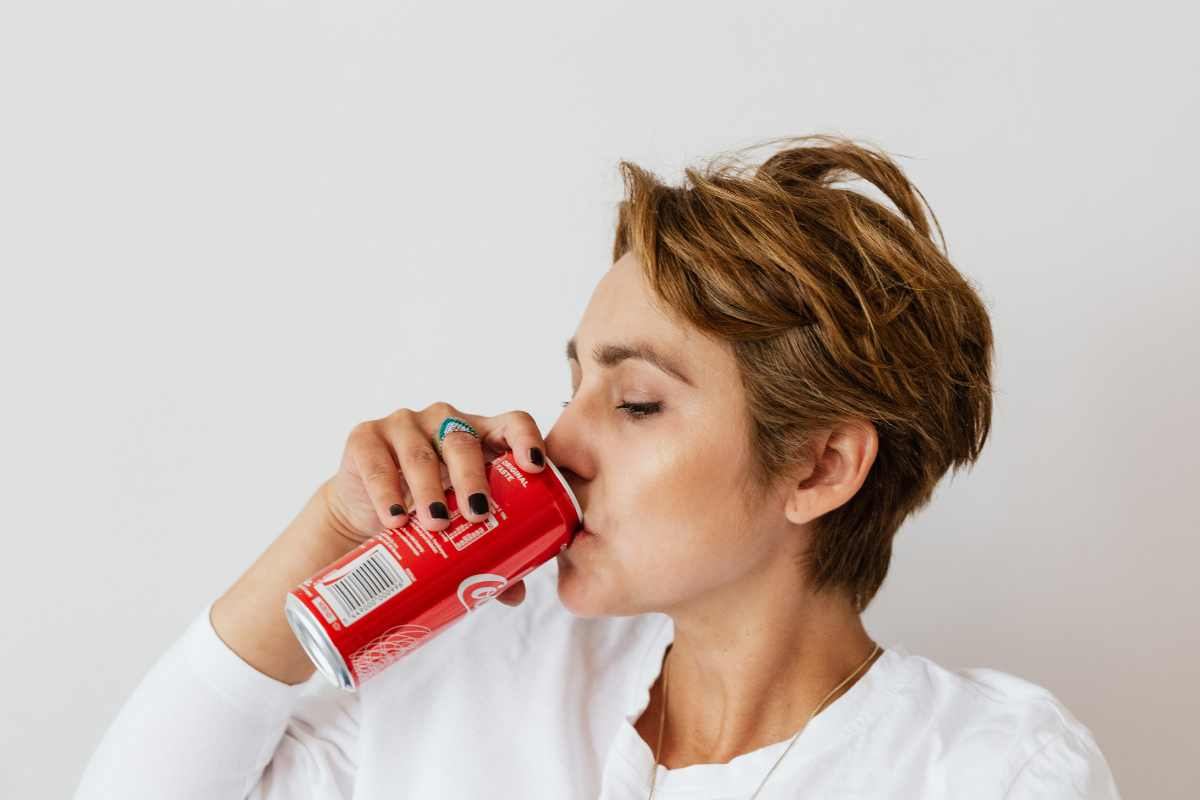 Cosa succede al nostro corpo quando beviamo una lattina di Coca Cola