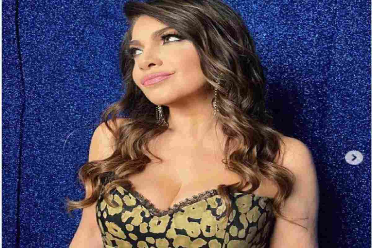 Cristina D'Avena, scollatura fa impazzire i fan