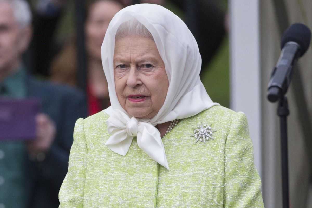 Elisabetta II zittita 