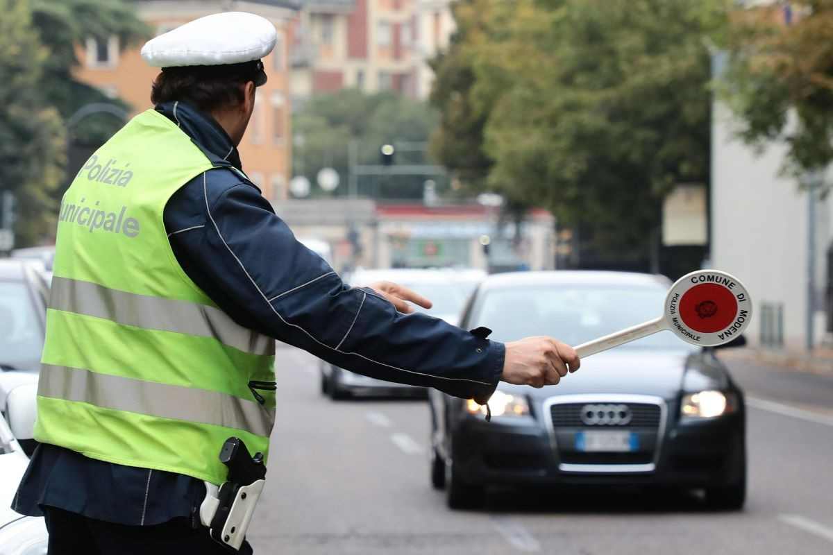 targa auto illeggibile rischi sanzioni