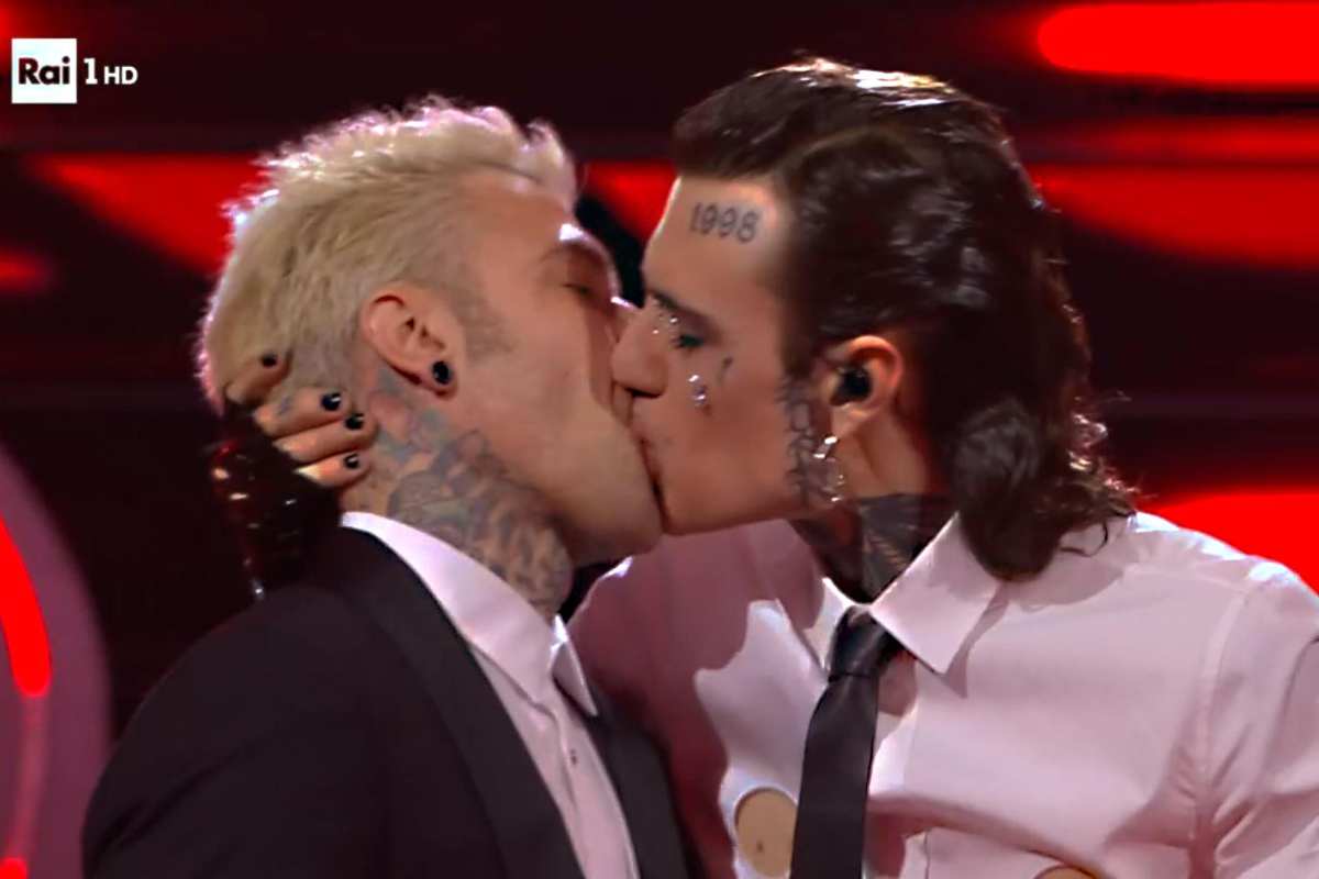 Fedez e Rosa Chemical bacio