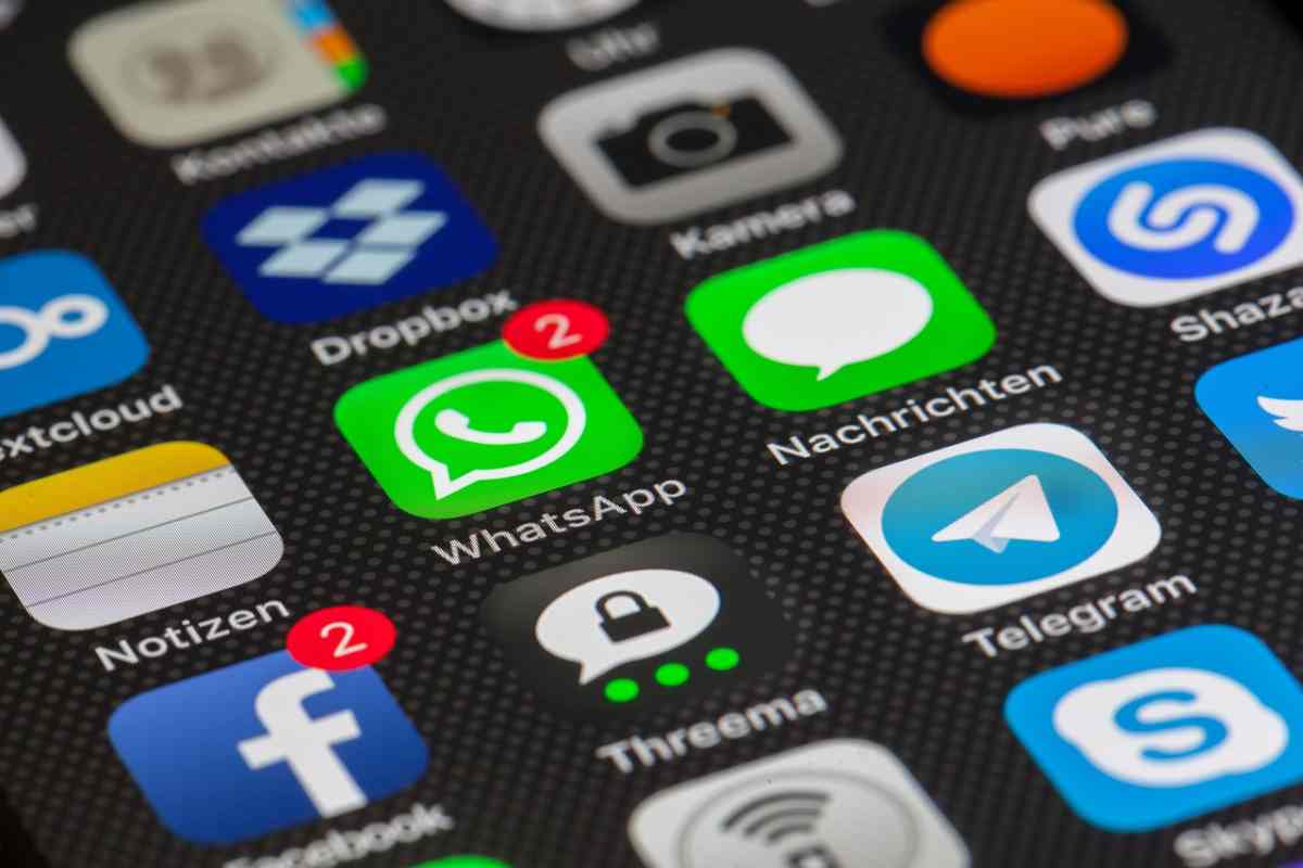 Tieni premuta l'icona di WhatsApp 