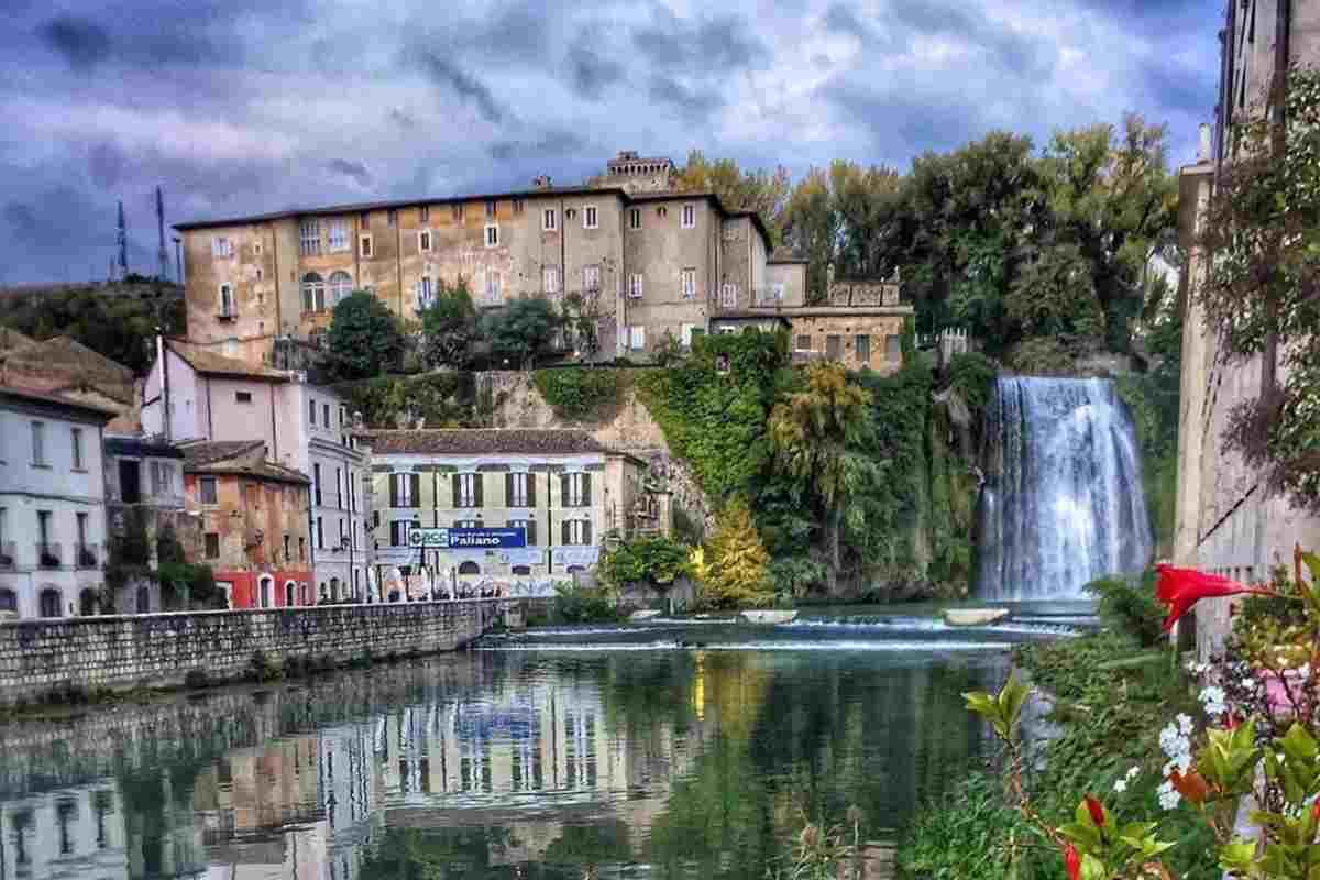 Il paese con la cascata in pieno centro