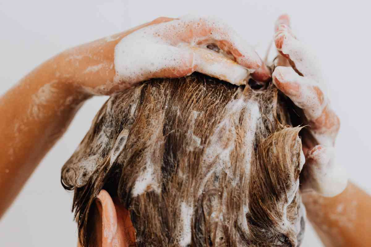 Lavare i capelli: ogni quanto va fatto