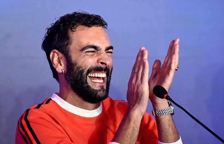 Marco Mengoni sorride