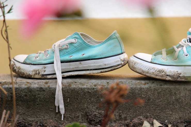 Scarpe sporche, come togliere l'odore