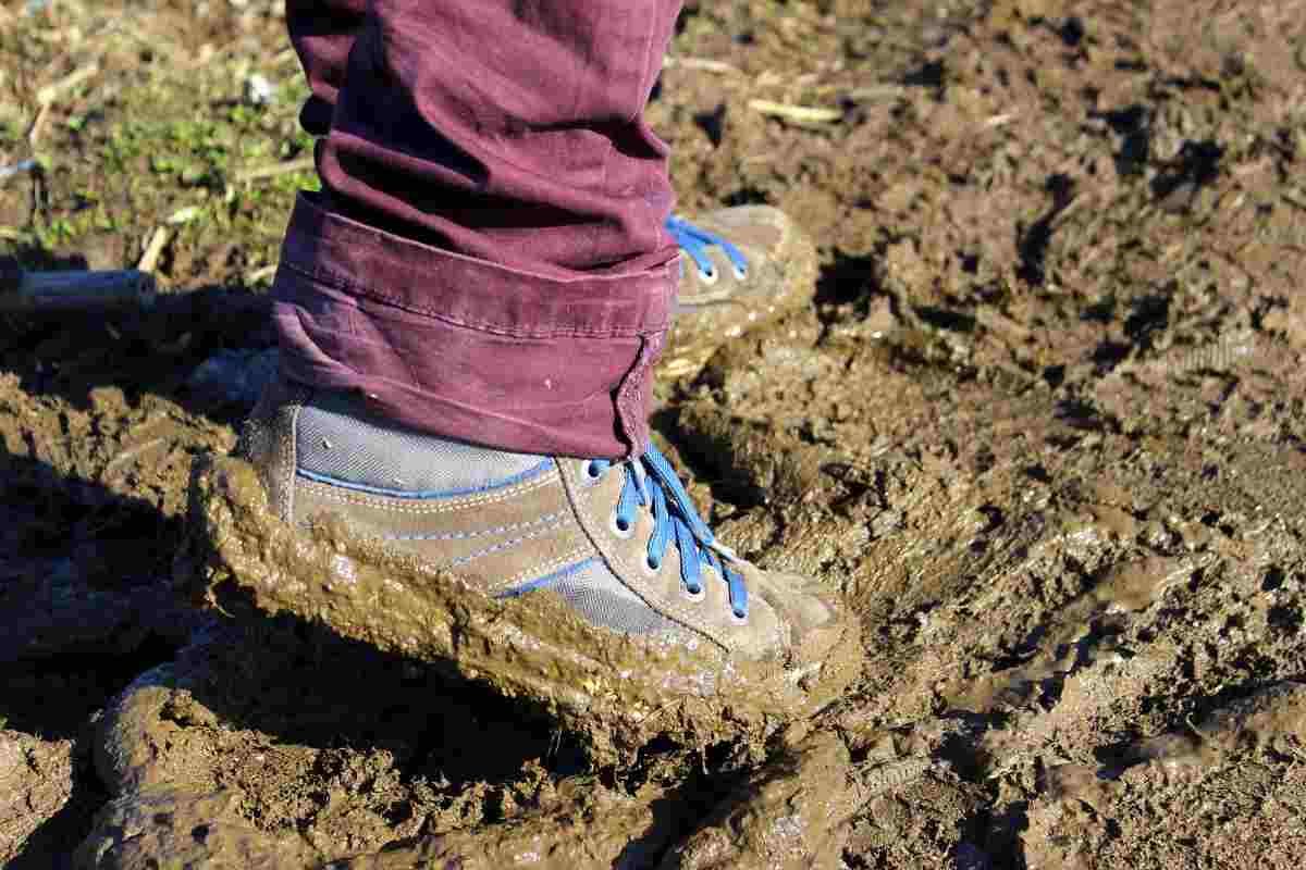 Scarpe sporche, come togliere l'odore