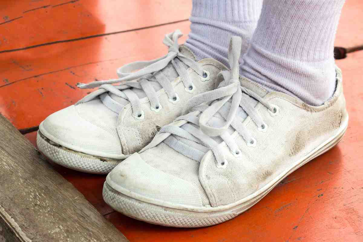 come pulire correttamente le scarpe sporche