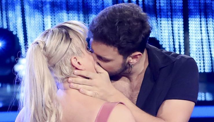 Arisa e Vito Coppola il bacio 