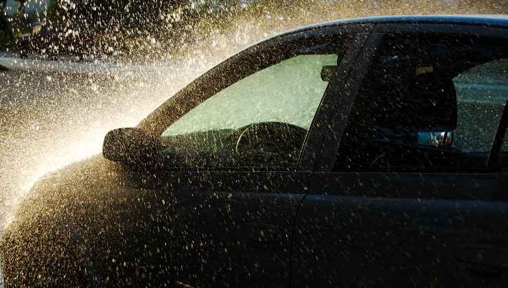 La pioggia danneggia l'auto