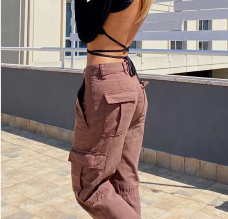 La nuova moda dei pantaloni cargo anni ’90 