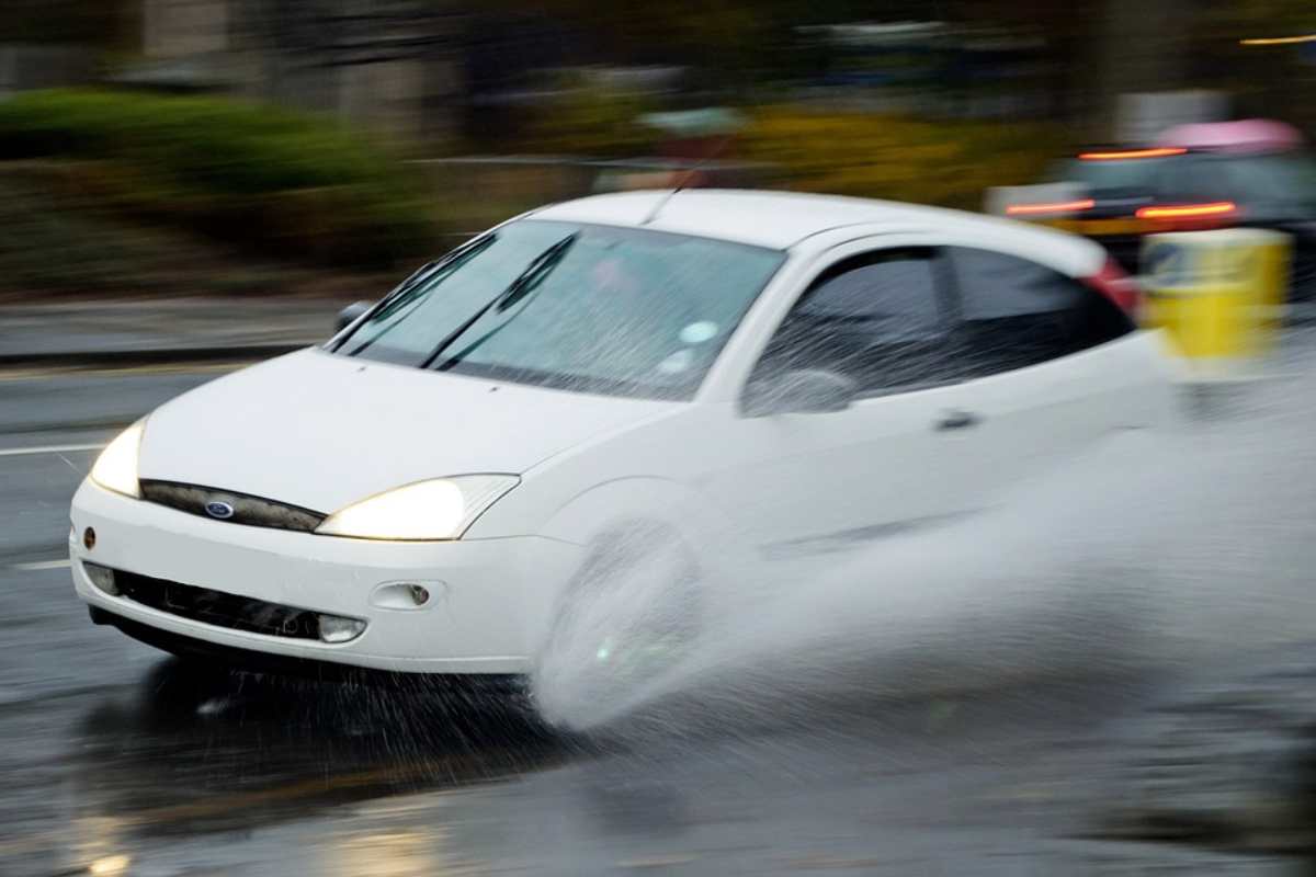 Sbandata in auto, cosa fare e come reagire