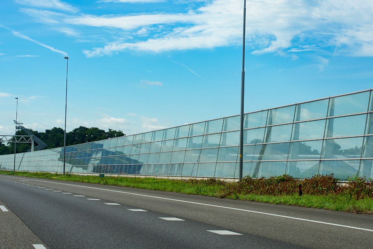 barriera fonoassorbente in autostrada