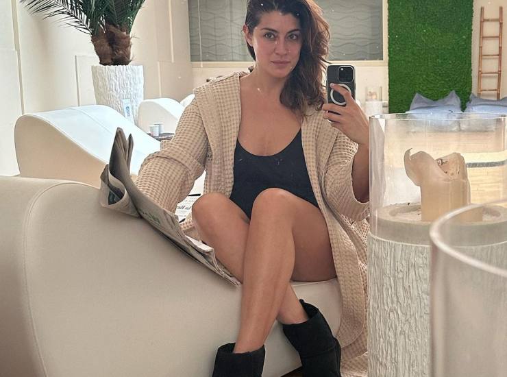 elisa isoardi selfie gambe 