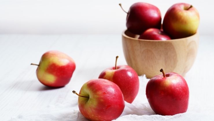 Una mela al forno contro i cattivi odori
