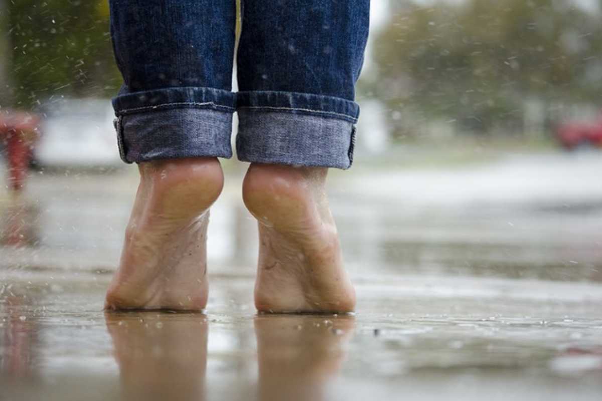 piedi sotto la pioggia