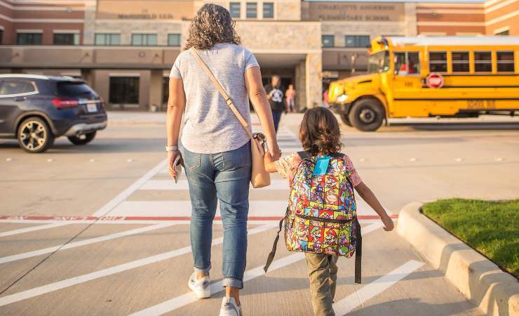 La donna è stata esclusa da tutte le attività scolastiche 