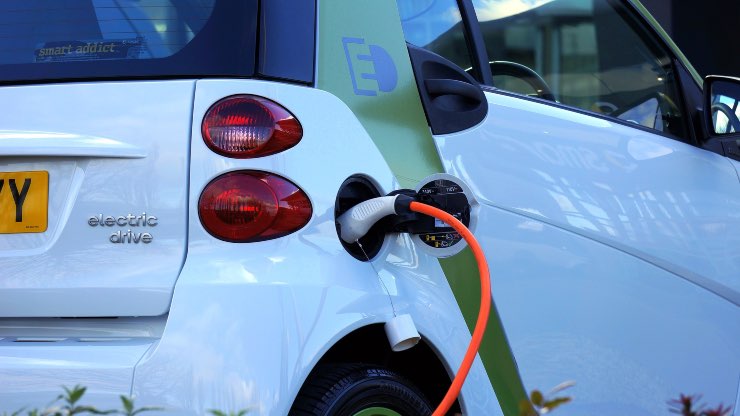 Auto elettrica o auto a benzina? La scelta a livello di risparmio 