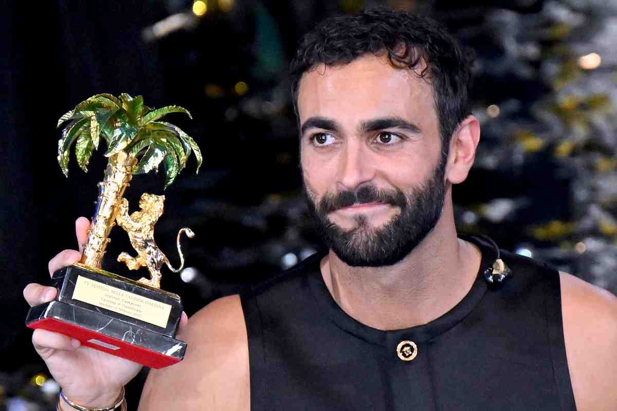 Marco Mengoni insieme ad una bionda