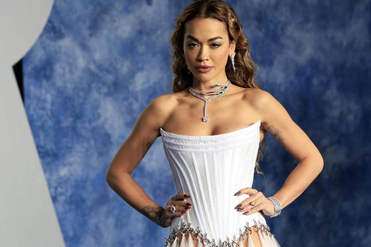 Marco Mengoni insieme ad una bionda