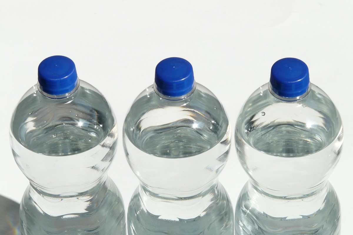 Bottiglie in plastica: cosa succede dopo la data di scadenza