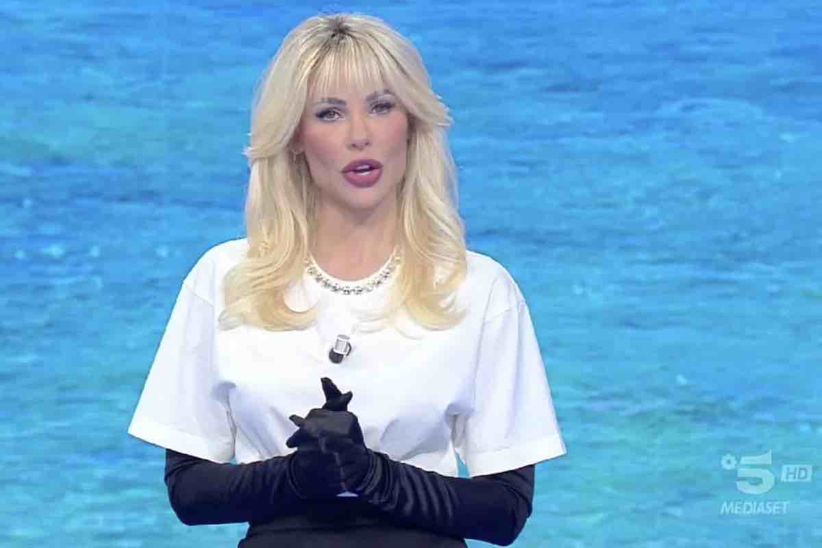 Ilary Blasi, il gesto in diretta che non doveva fare gela tutti ...