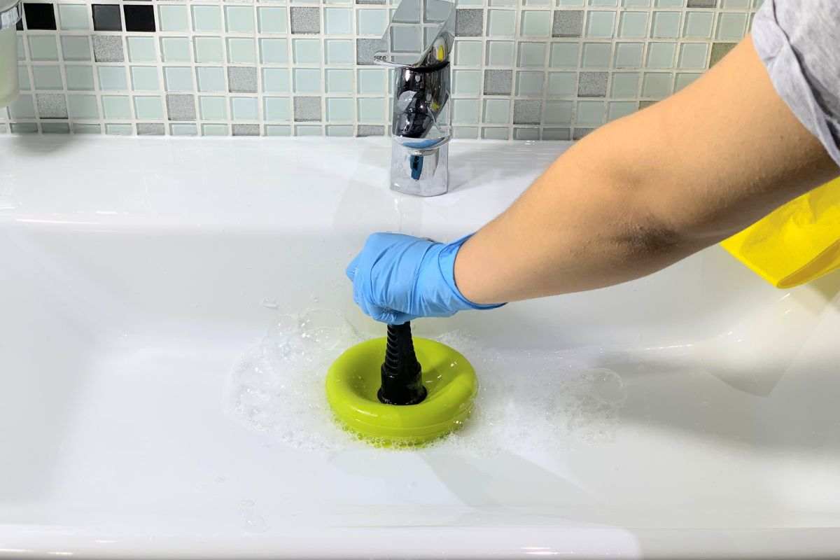 Tub and shower: If the drain is clogged, you have to do it, and it will solve it within 5 minutes