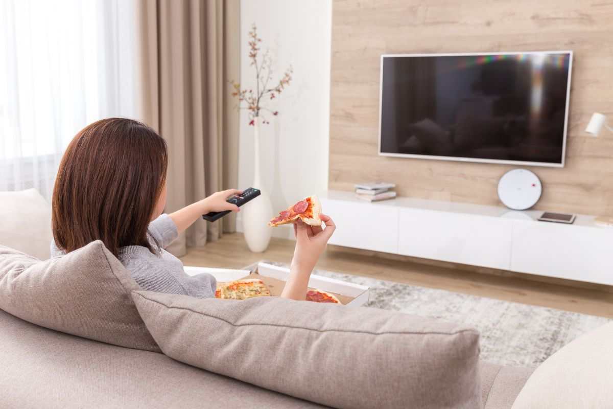 davanti alla televisione si mangia di più