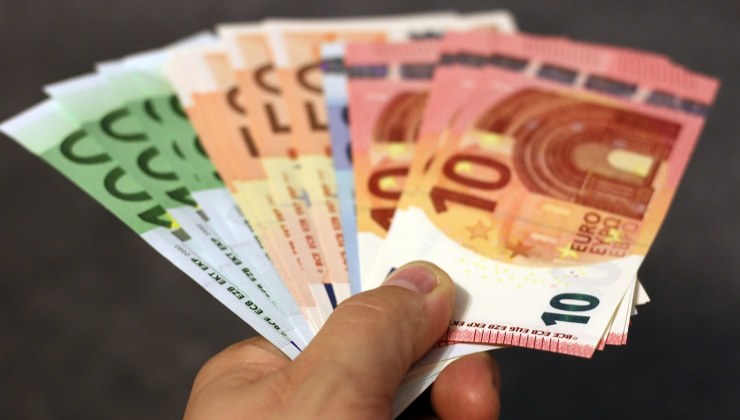 Banconote euro. Il Reddito di Cittadinanza. Come cambia