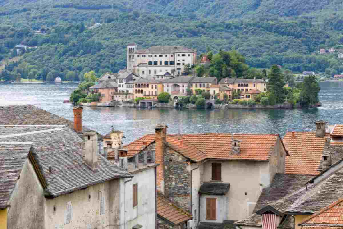 Borgo italiano sul lago