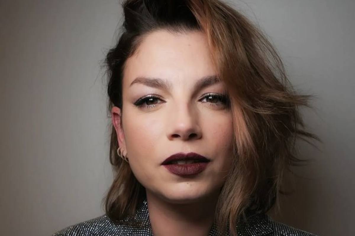 Emma Marrone si mostra spettinata e struccata