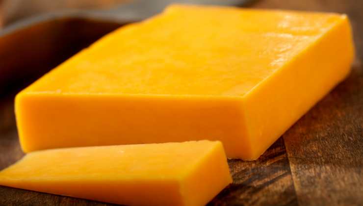 A cosa si deve il colore giallo nel cheddar