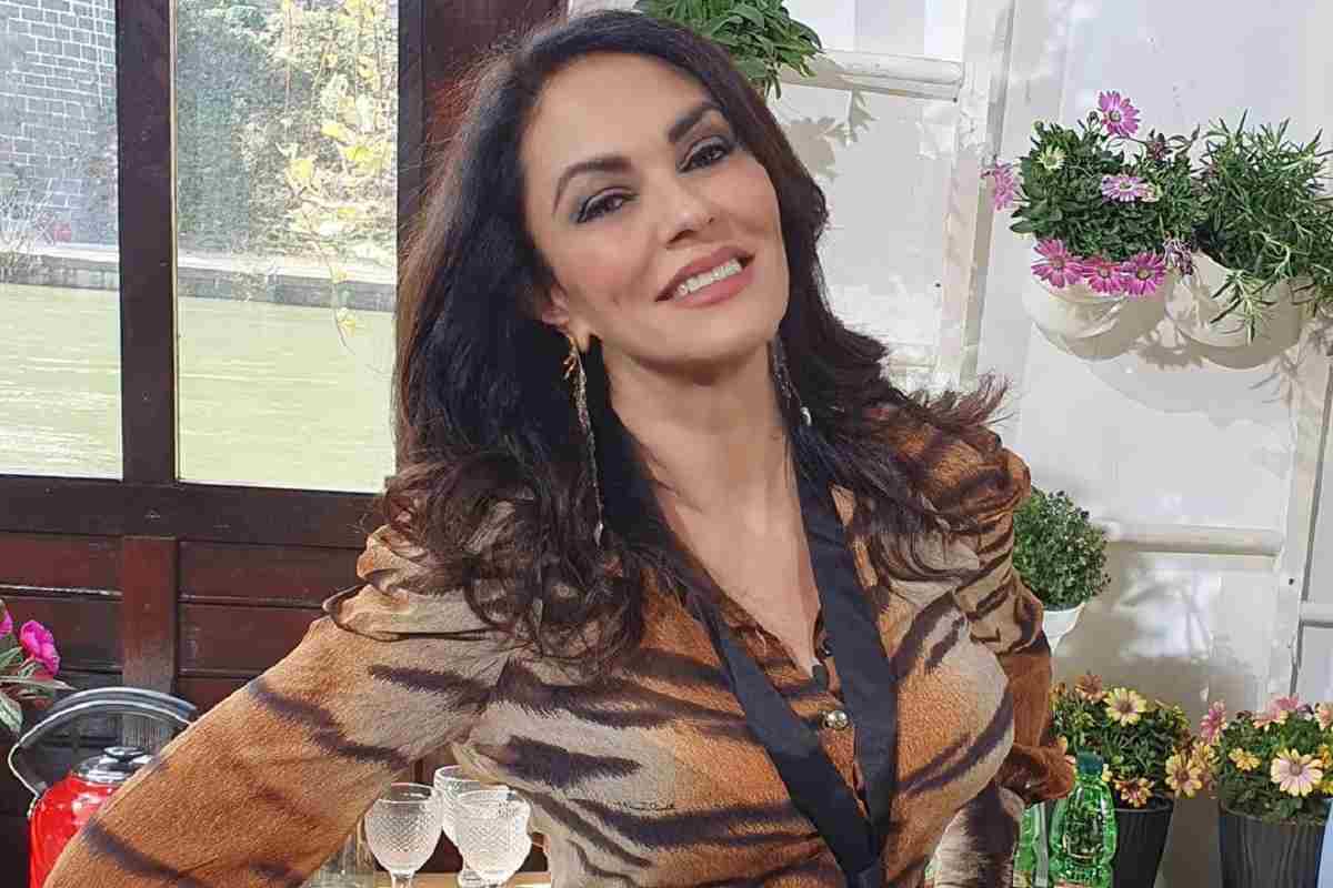 Maria Grazia Cucinotta in posa