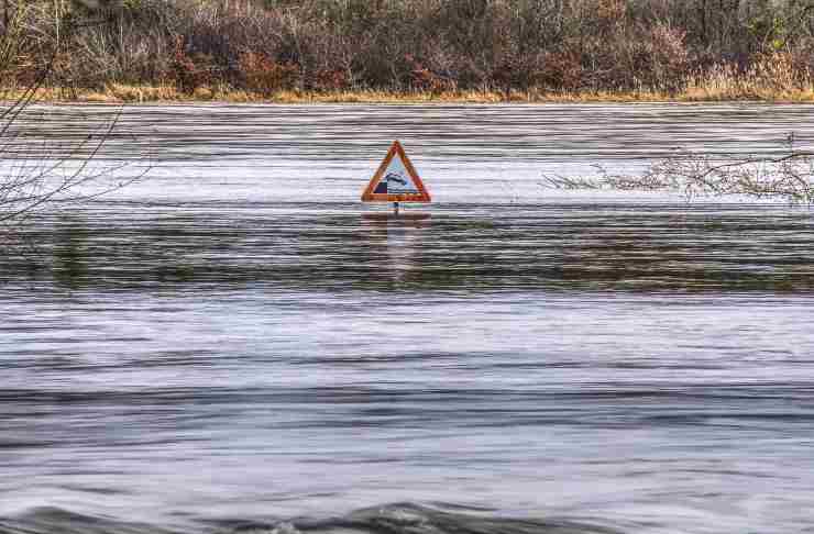 cosa fare durante l'alluvione all'aperto