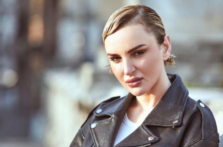 Arisa spiega quanto è successo, ma non risolve niente