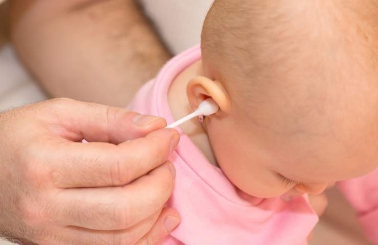 Come pulire le orecchie dei bimbi senza danneggiarle