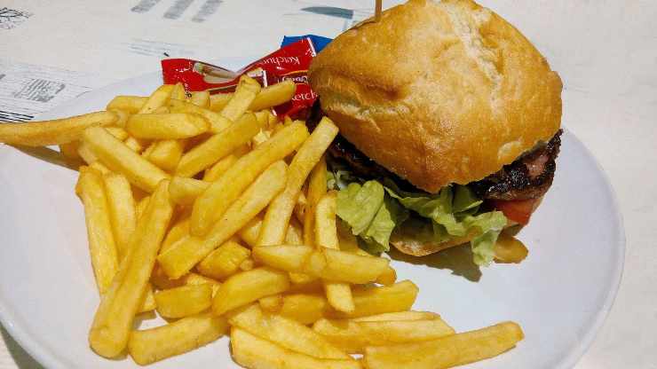 Il cibo grasso aumenta il rischio di colesterolo alto