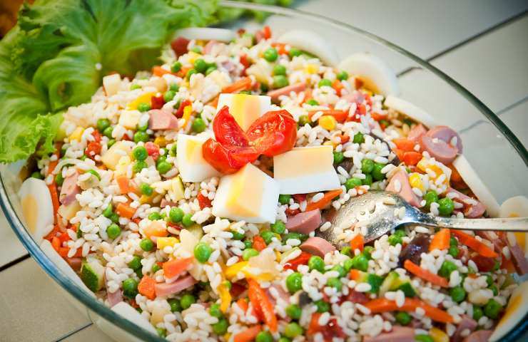How to dress rice salad