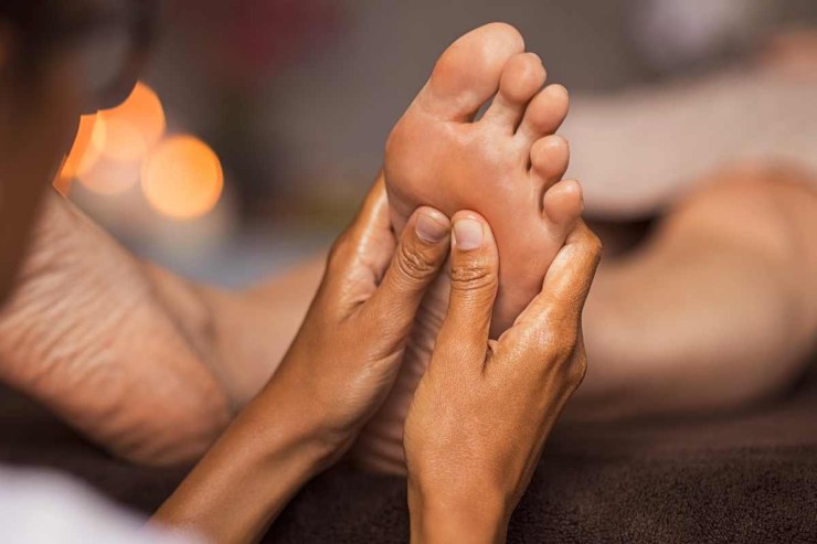 Gambe e caviglie gonfie: i massaggi
