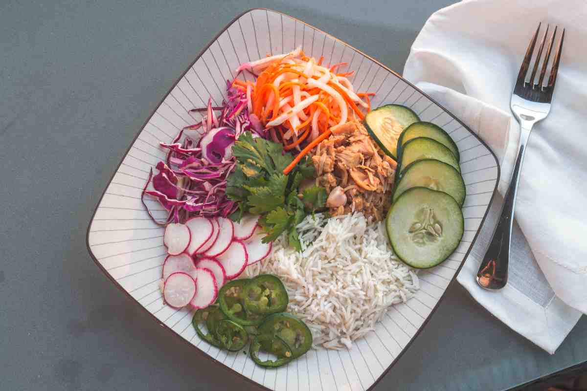 A salada de arroz é realmente um prato adequado para dietas?  O que você deveria saber