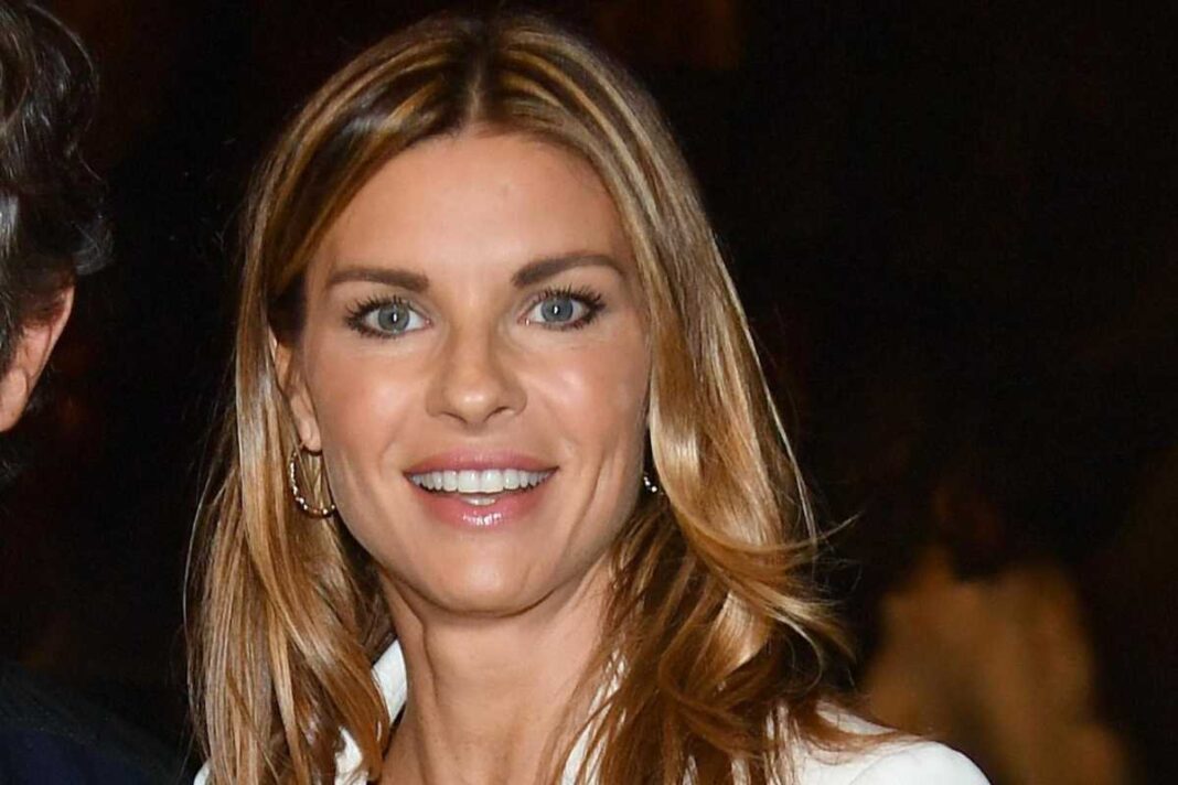 martina-colombari-posa-senza-veli-a-48-anni-l-ex-miss-italia-divina