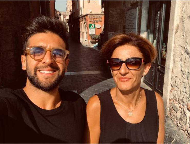 Piero Barone e la sua mamma. Identici.