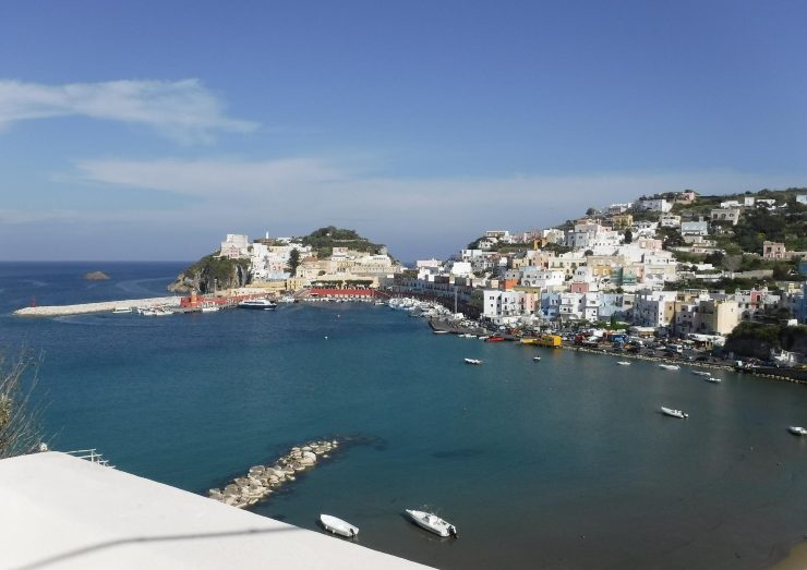 ponza località italia con pochi abitanti e amata da turisti