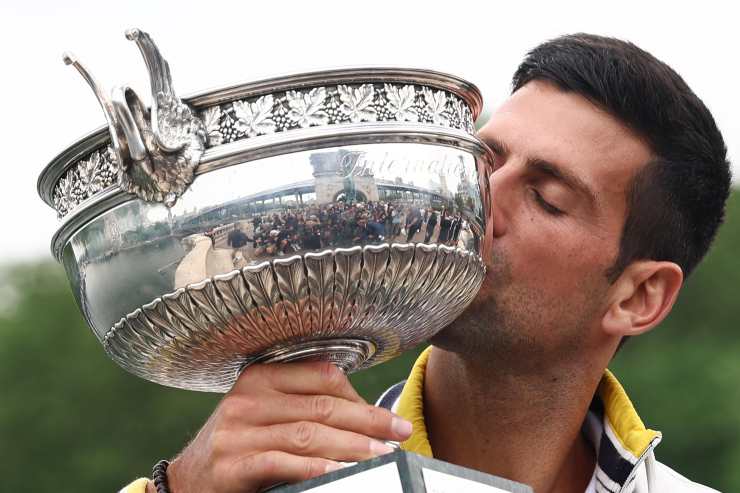 Novak Djokovic bacia la coppa