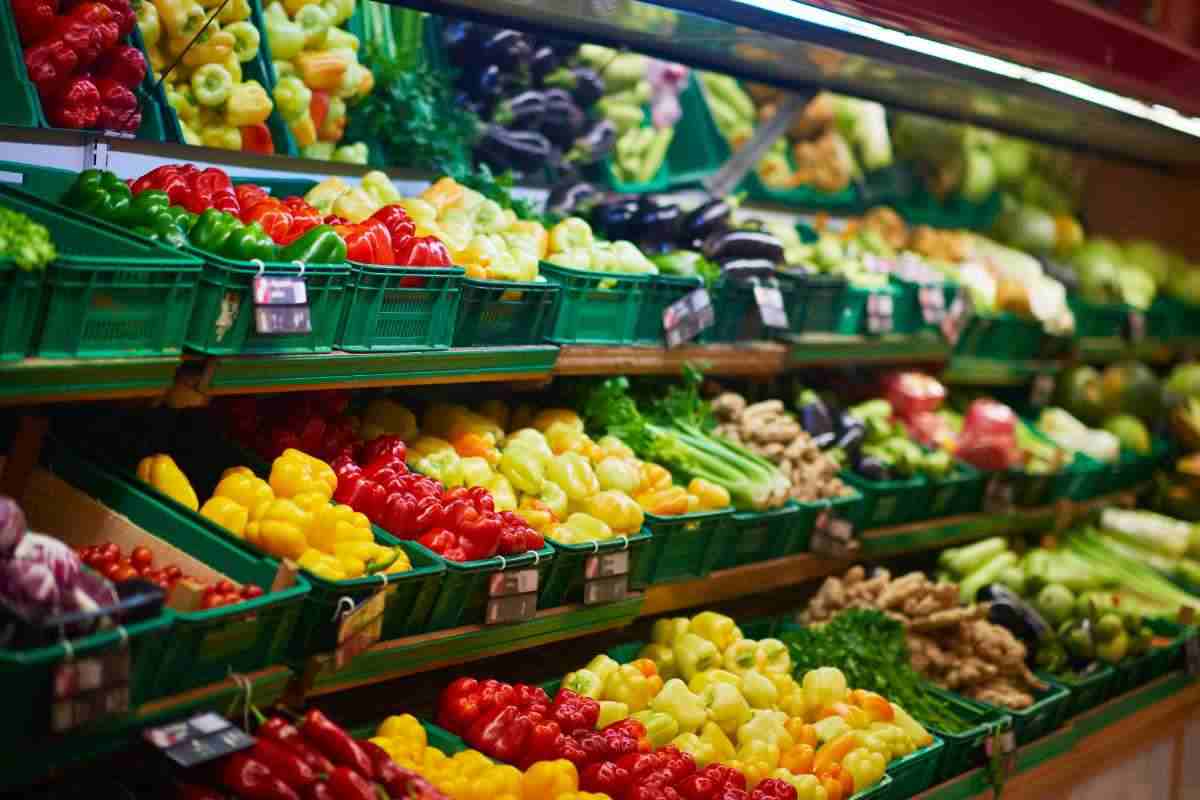 Frutta e verdura bagnate al supermercato