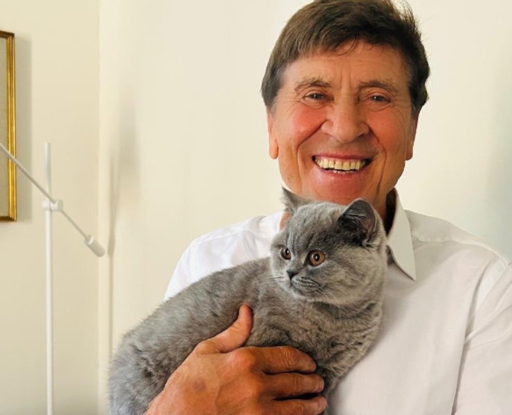 Gianni Morandi sono tutti sconvolti. Eccolo con il suo Lucio