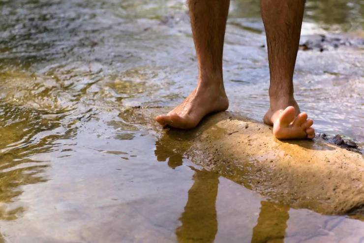 Camminare a piedi nudi negli ambienti umidi