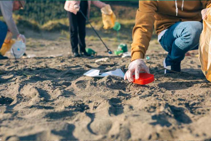 Spiagge piene di plastica: arriva il pesce mangia plastica